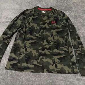 Under Armour Men's Green Camo Long Sleeve Tee. Loose fit. Very warm.